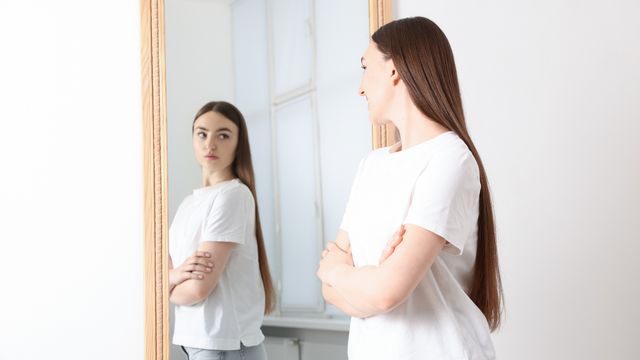 Ilustración de una mujer con la mirada cansada frente a una lista de tareas