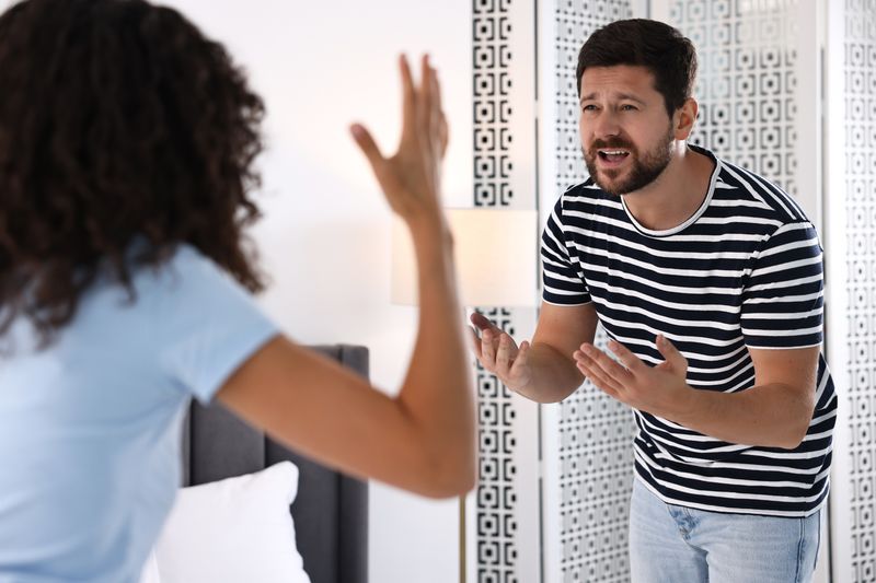 Ilustración de una pareja hablando sentados frente a frente