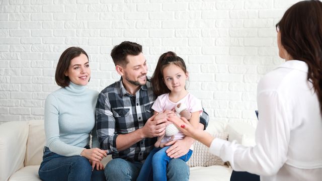 Ilustración de una familia conversando en el salón de casa